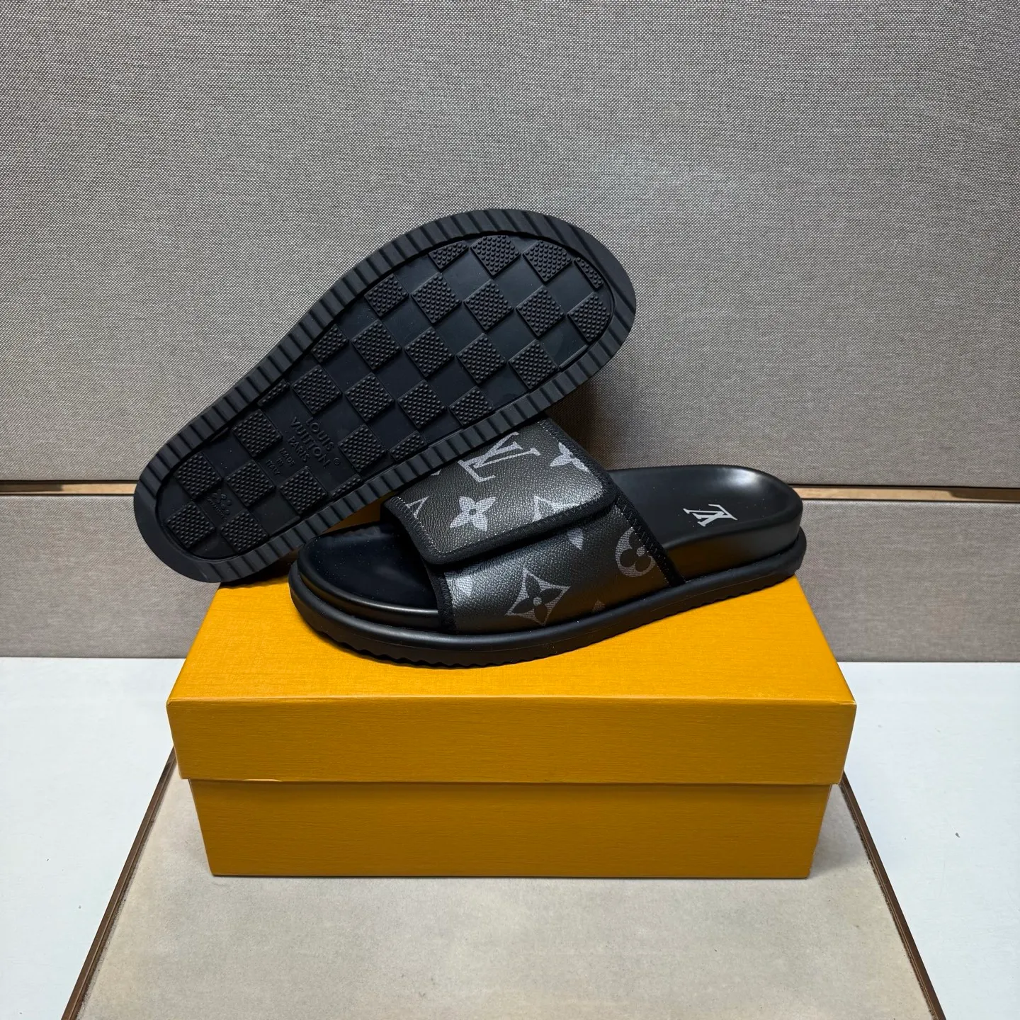 ⬛️Men's shoes 💰p320 [LV～] Men's casual slippers 2025z cabinet sales simultaneously 🔶Size: 38-44 #️⃣ 🔷3 colors🔜The upper is made of multi-material splicing ➕Genuine leather lining, comfortable and breathable, sole: original comfortable and wear-resistant outsole, ⚠️real thing📱photographed🎬real thing is better📢📢📢